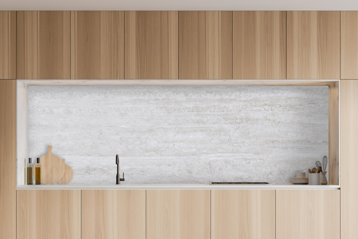Küche - Kalkstein Marmor in charakteristischer Vollholz-Küche mit modernem Gasherd