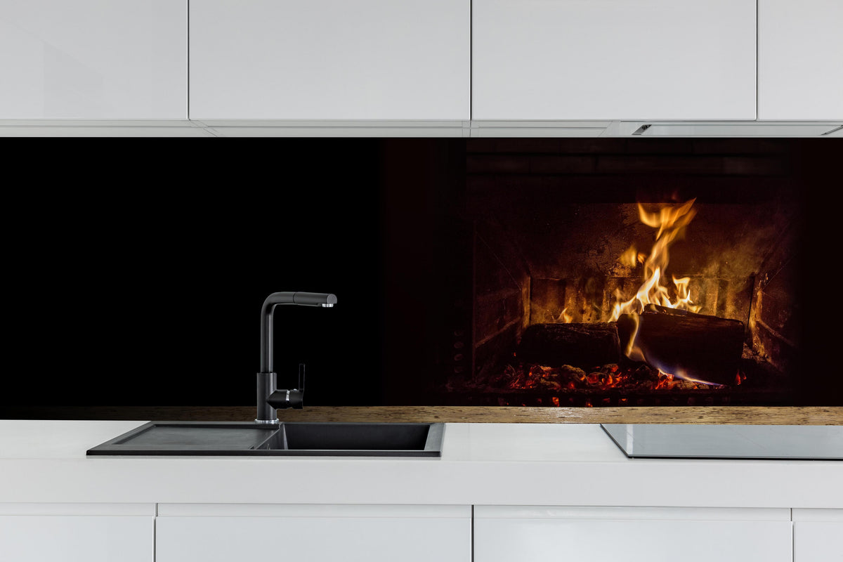 Küche - Kaminfeuer vor Holztisch hinter weißen Hochglanz-Küchenregalen und schwarzem Wasserhahn
