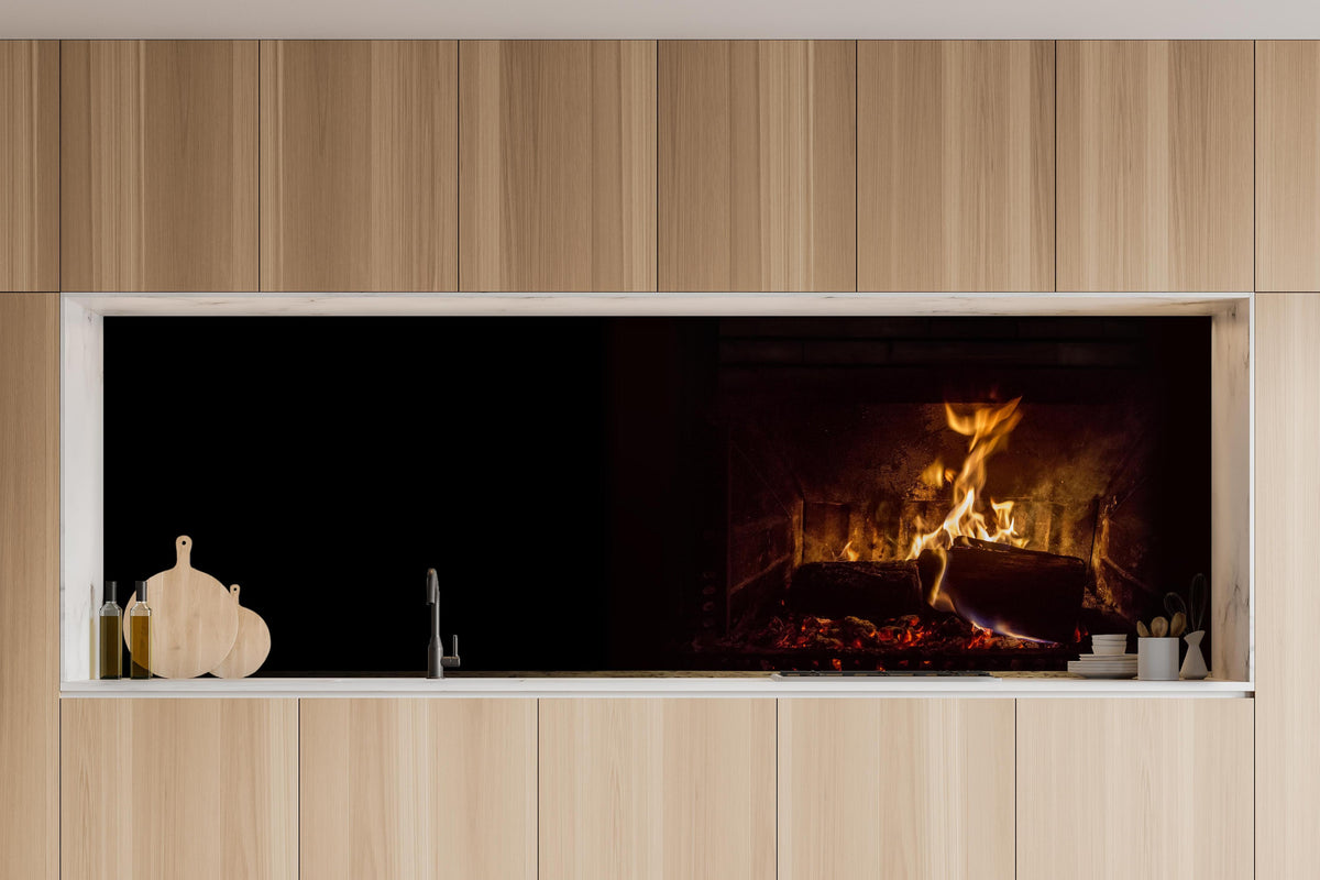Küche - Kaminfeuer vor Holztisch in charakteristischer Vollholz-Küche mit modernem Gasherd