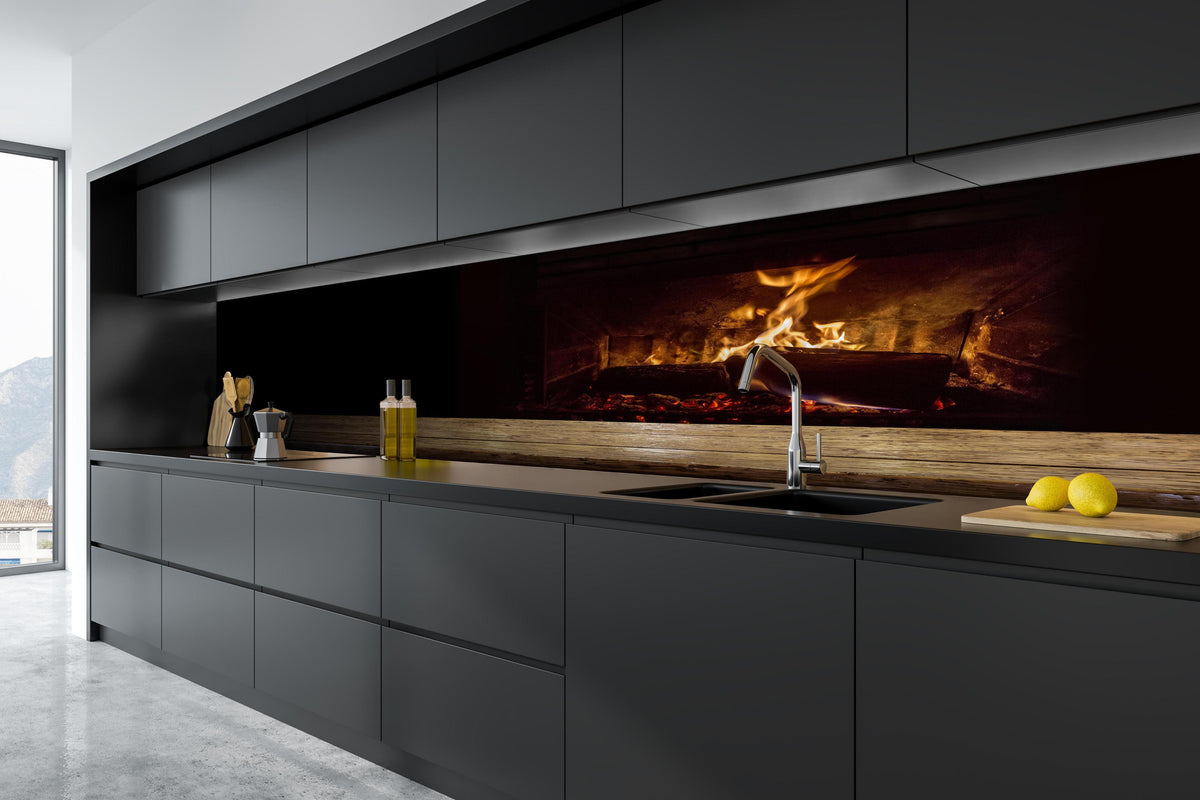 Küche - Kaminfeuer vor Holztisch in tiefschwarzer matt-premium Einbauküche