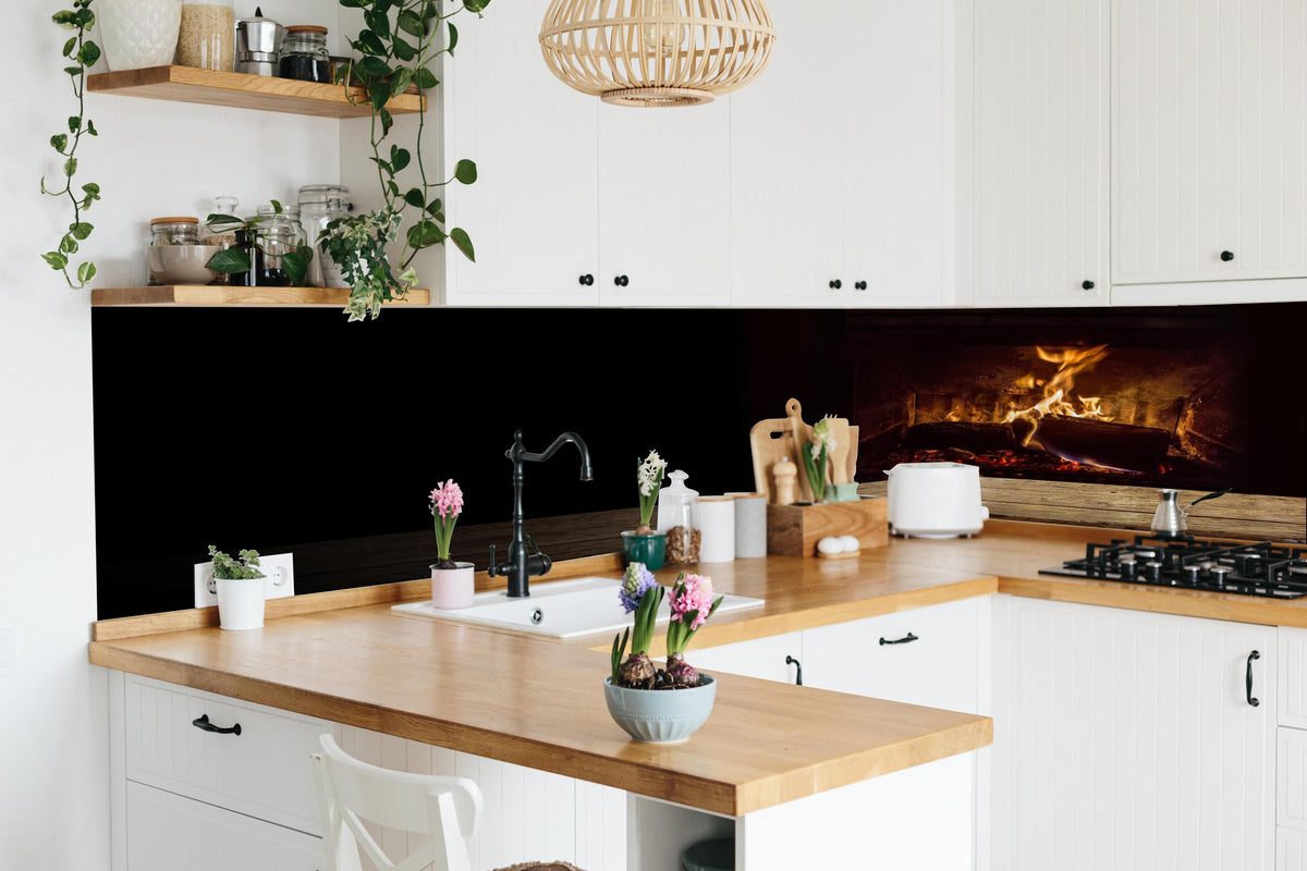 Küche - Kaminfeuer vor Holztisch in lebendiger Küche mit bunten Blumen