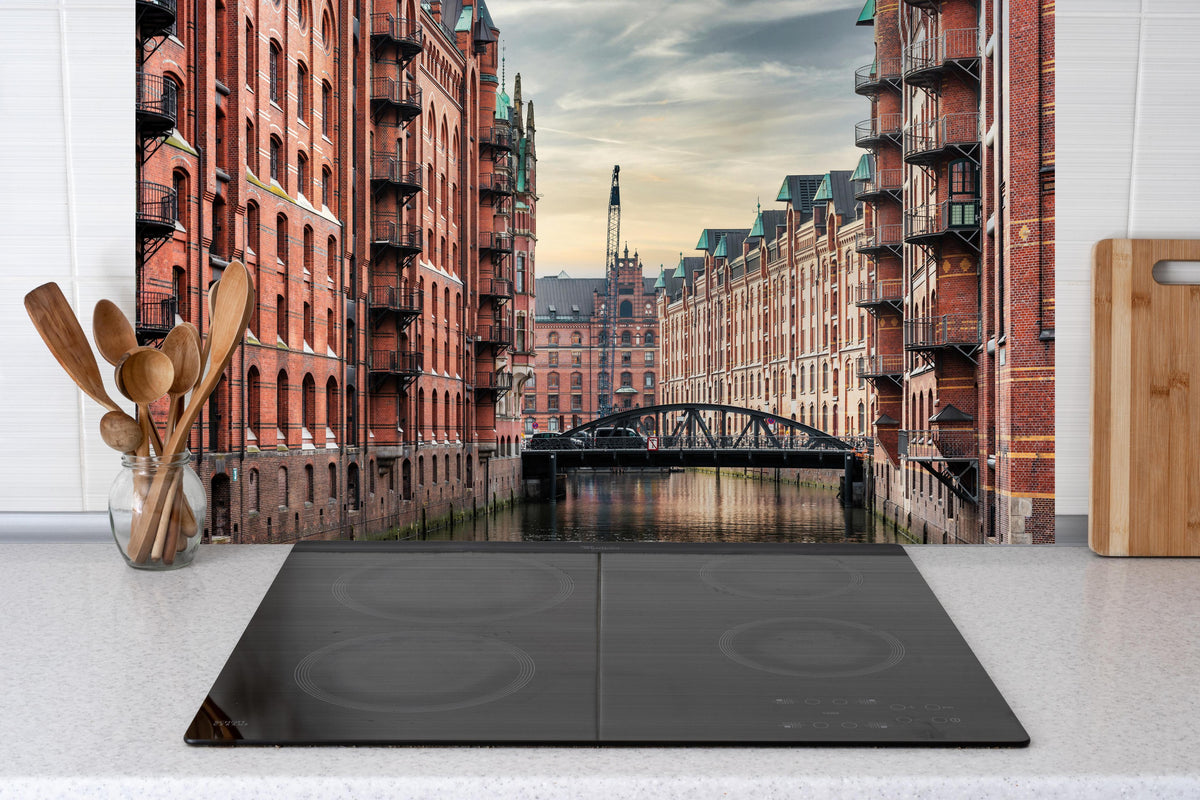 Küche - Kanal in der alten Speicherstadt hinter Cerankochfeld und Holz-Kochutensilien