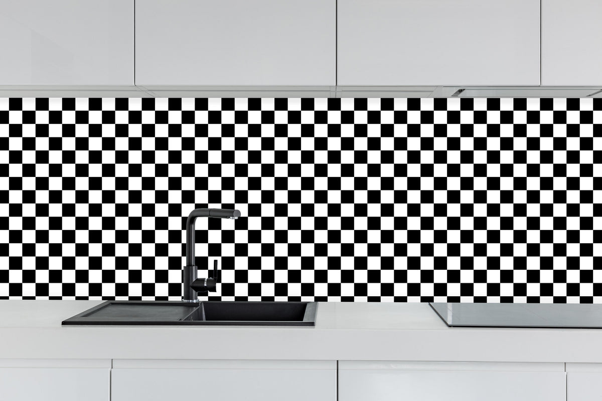 Küche - Kariertes Schach-Muster hinter weißen Hochglanz-Küchenregalen und schwarzem Wasserhahn