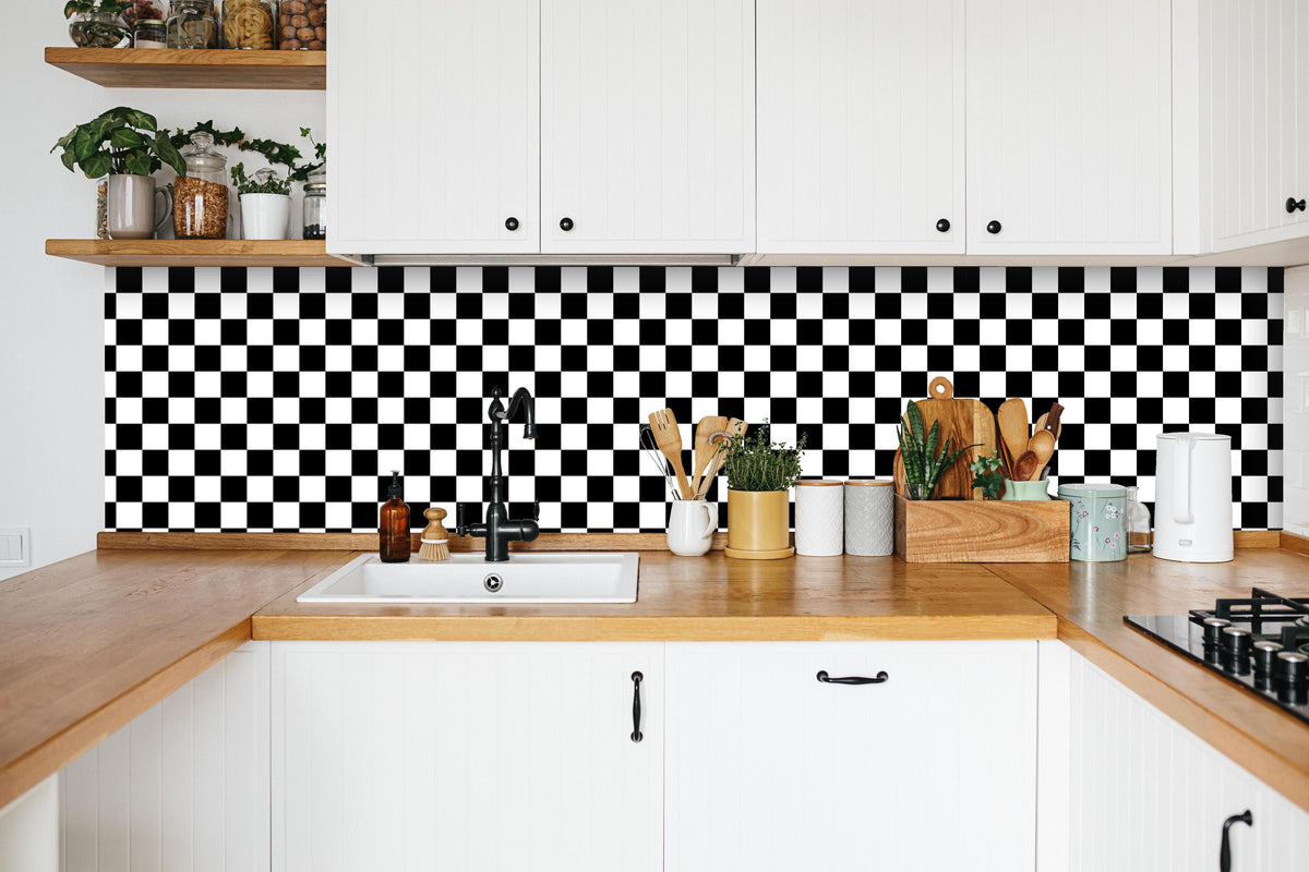 Küche - Kariertes Schach-Muster in weißer Küche hinter Gewürzen und Kochlöffeln aus Holz