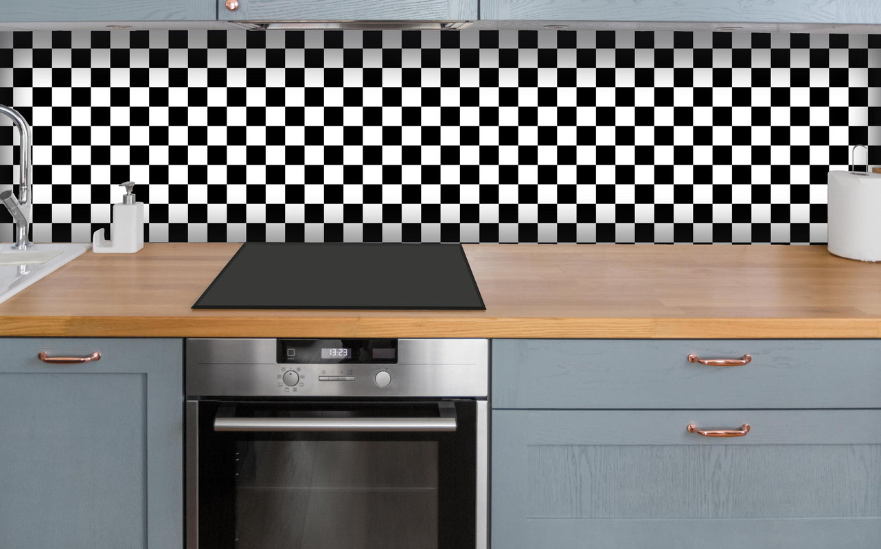 Küche - Kariertes Schach-Muster über polierter Holzarbeitsplatte mit Cerankochfeld