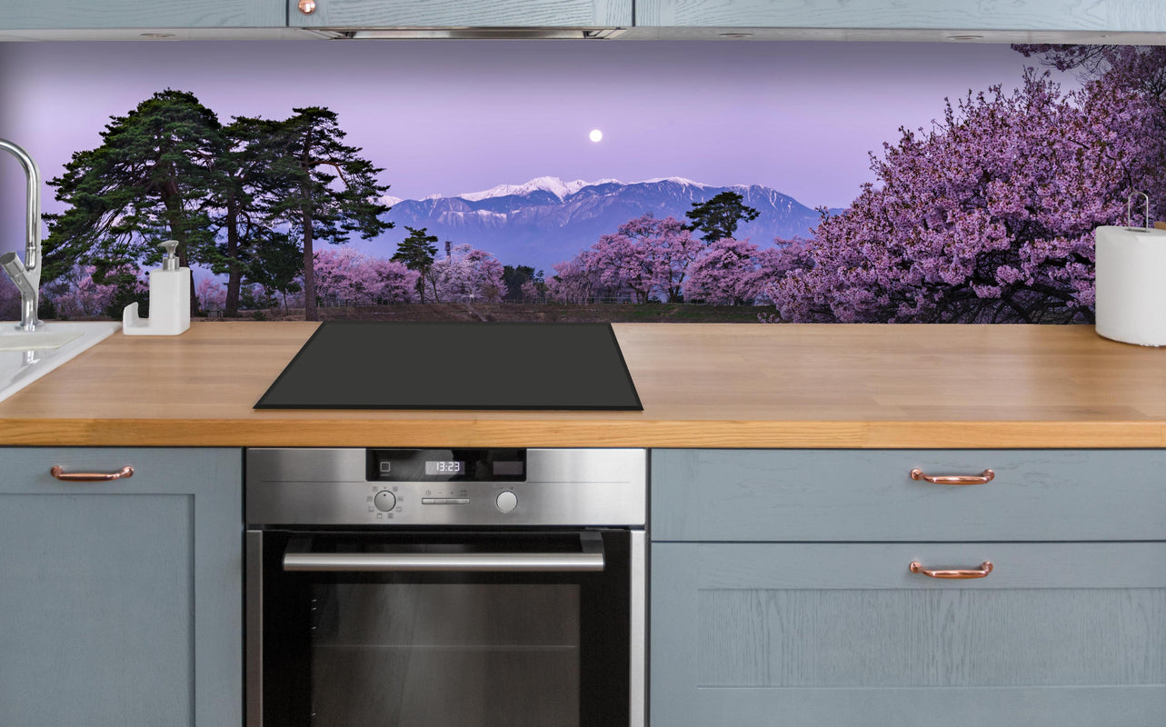 Küche - Kirschblüte - Vollmond über polierter Holzarbeitsplatte mit Cerankochfeld