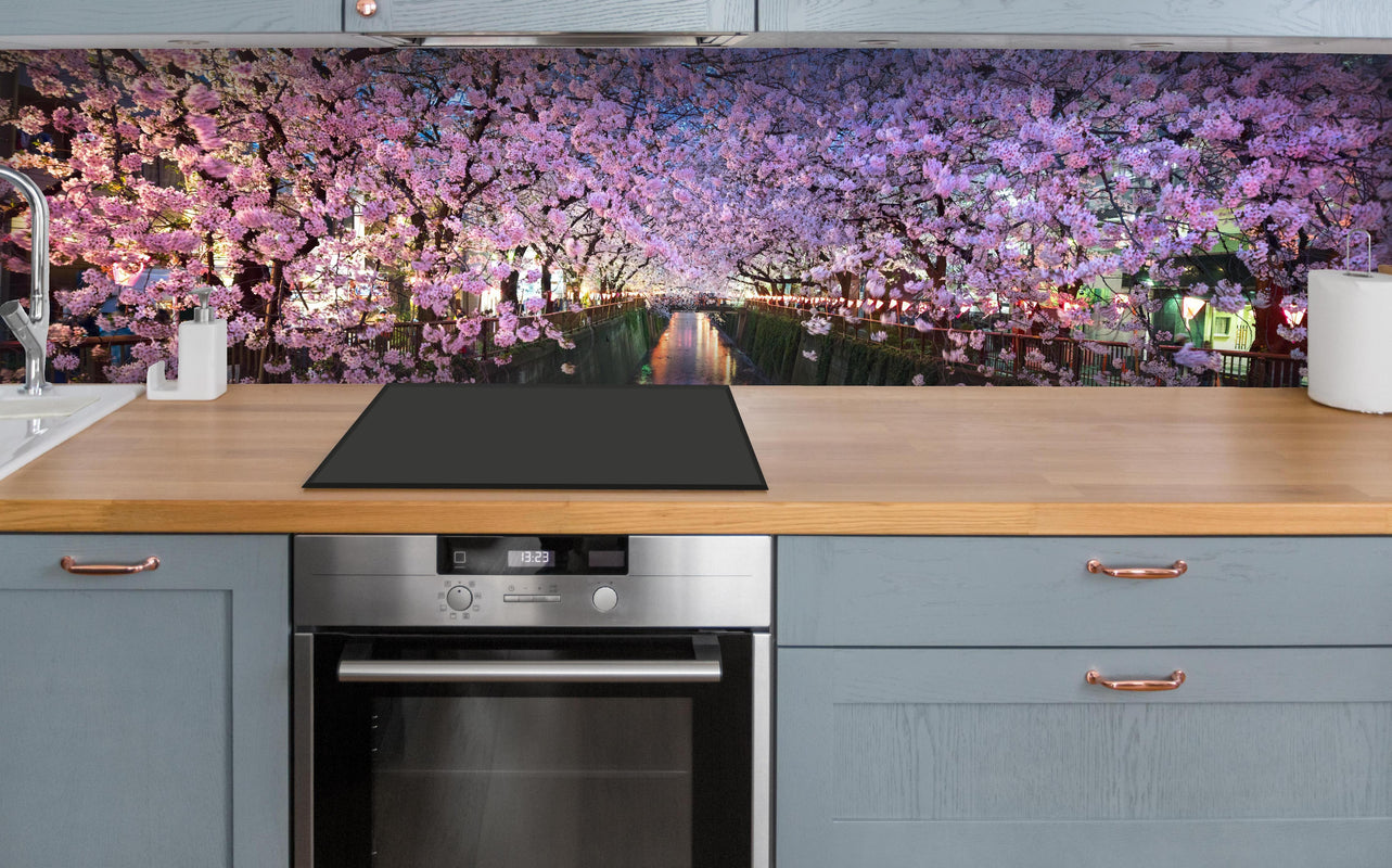 Küche - Kirschblüten bei Nacht Nakameguro - Tokio über polierter Holzarbeitsplatte mit Cerankochfeld