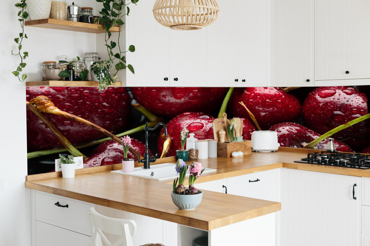 Küche - Kirschen mit Wasserperlen in lebendiger Küche mit bunten Blumen