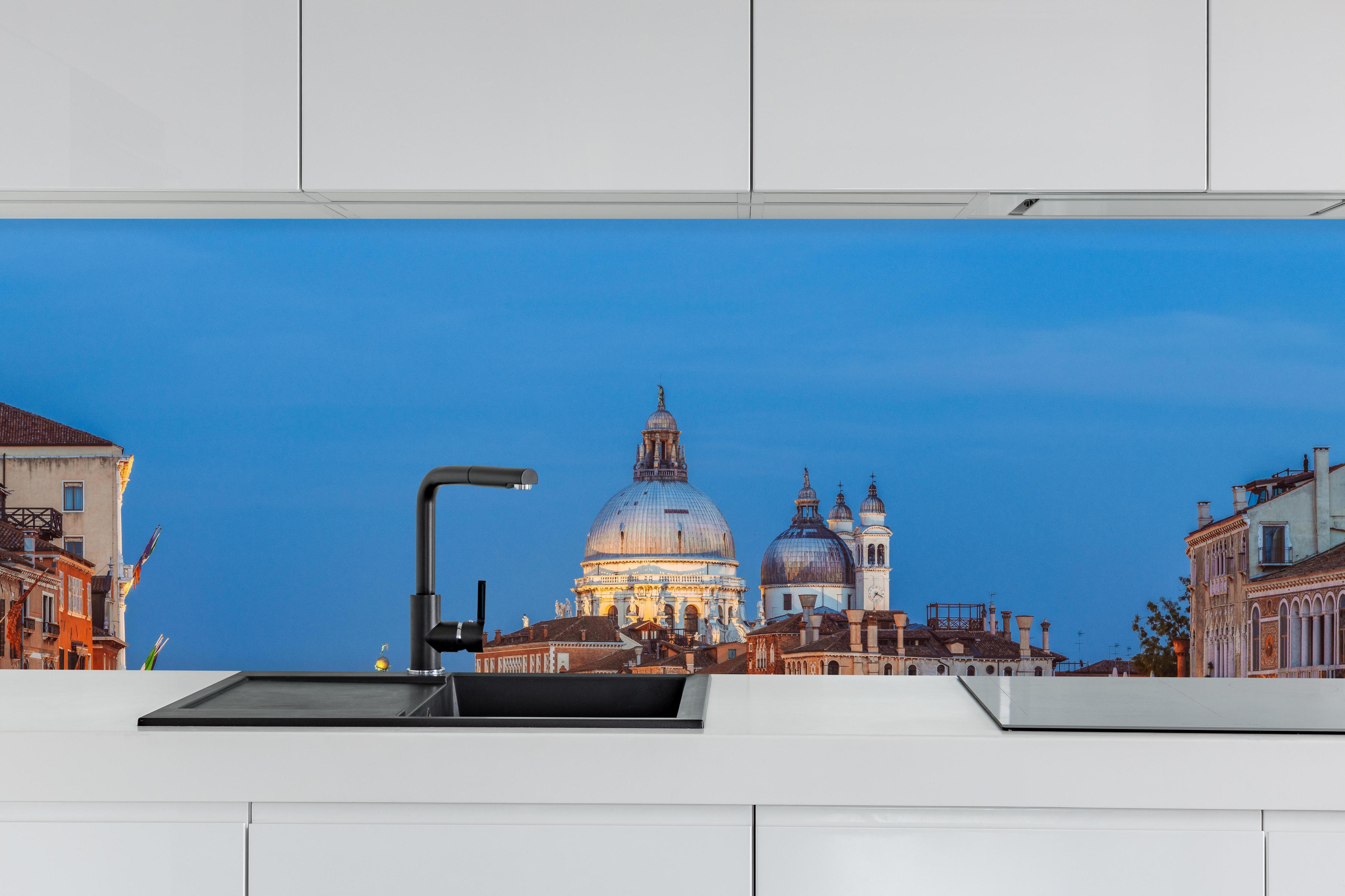 Küche - Klassischer Panoramablick auf den Canal Grande hinter weißen Hochglanz-Küchenregalen und schwarzem Wasserhahn