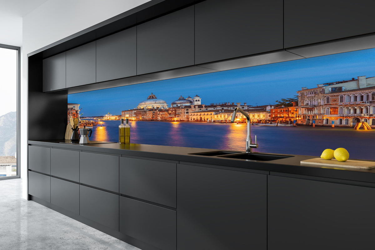 Küche - Klassischer Panoramablick auf den Canal Grande in tiefschwarzer matt-premium Einbauküche