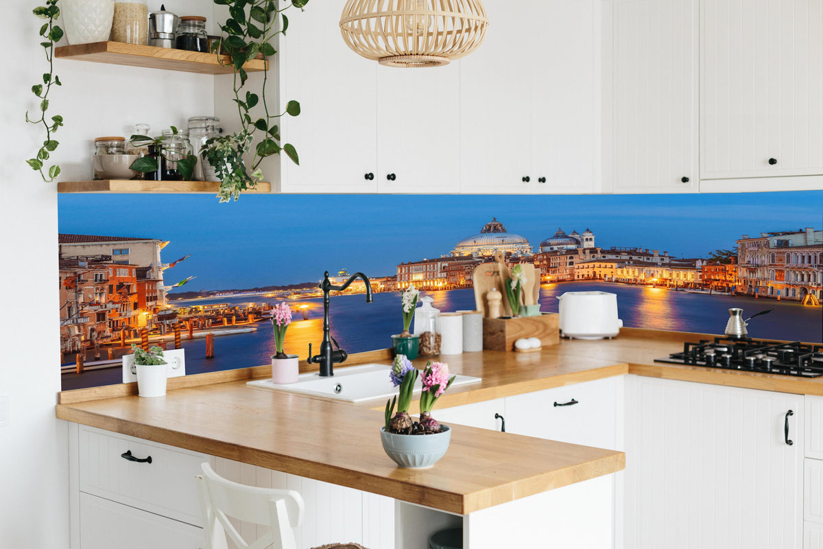 Küche - Klassischer Panoramablick auf den Canal Grande in lebendiger Küche mit bunten Blumen