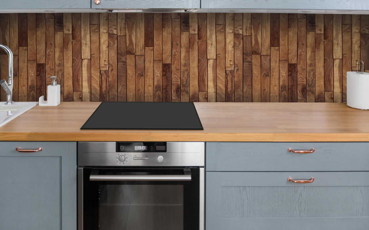 Küche - Kleine Kiefernholzstücke über polierter Holzarbeitsplatte mit Cerankochfeld