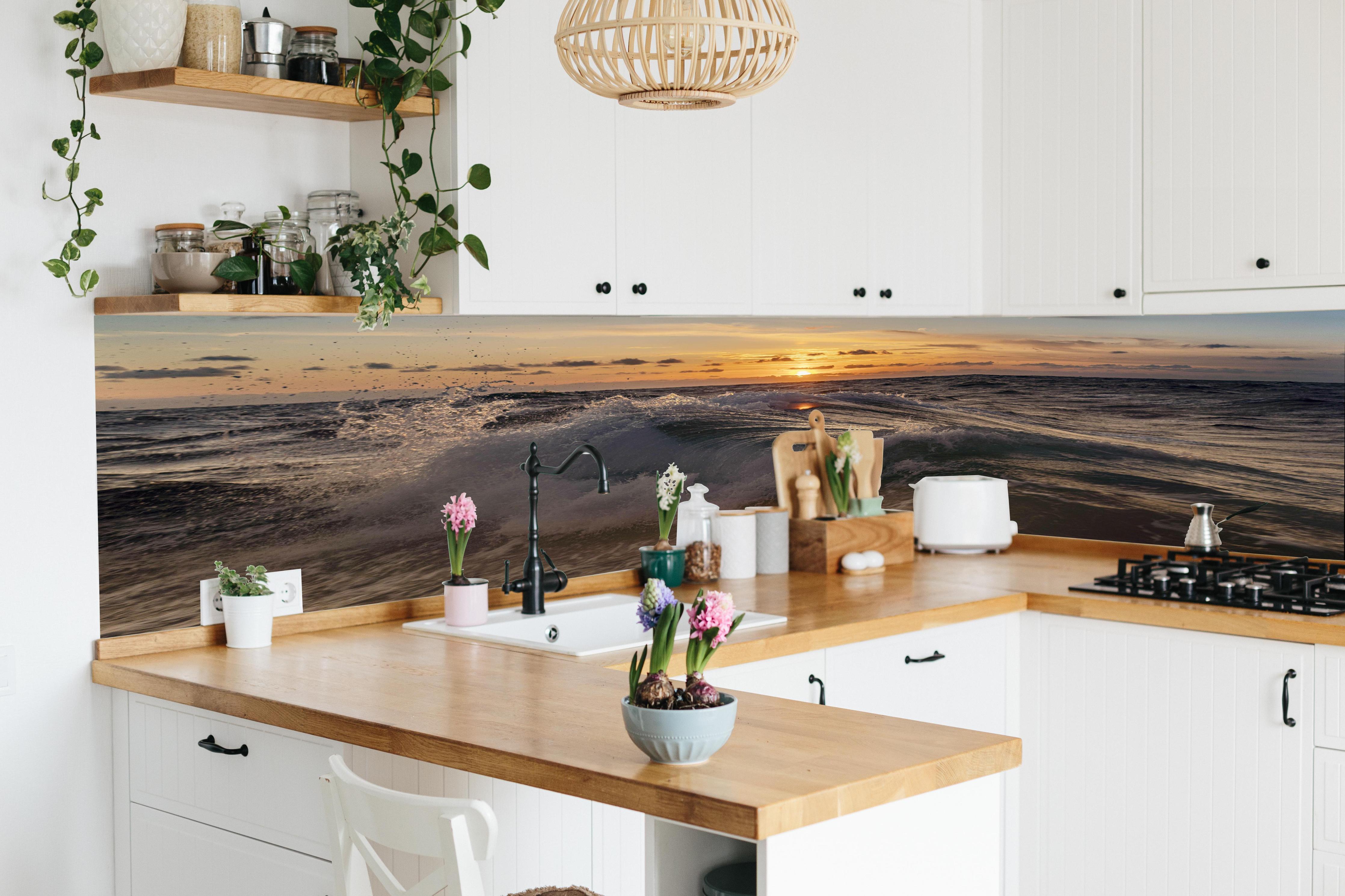 Küche - Kleine Windwelle bei Sonnenuntergang in lebendiger Küche mit bunten Blumen