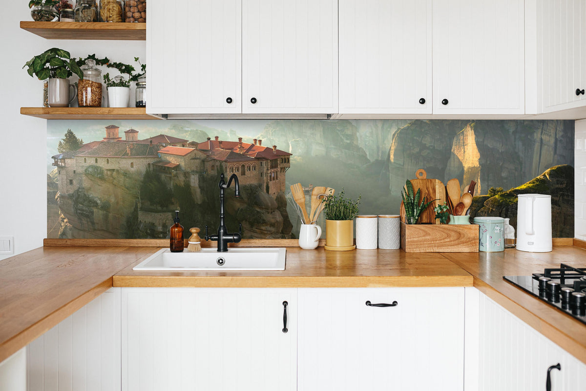 Küche - Klöster von Meteora in weißer Küche hinter Gewürzen und Kochlöffeln aus Holz