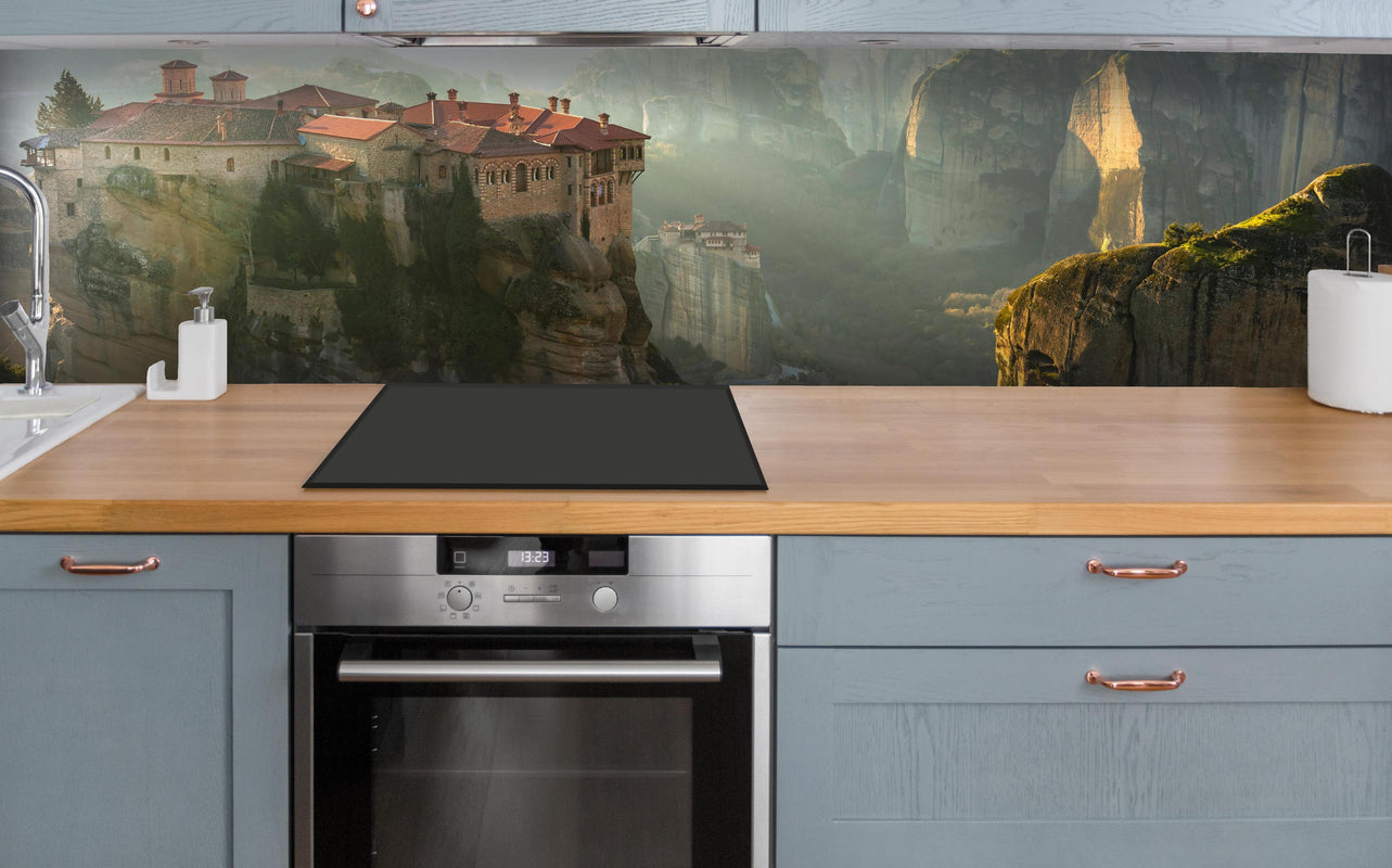 Küche - Klöster von Meteora über polierter Holzarbeitsplatte mit Cerankochfeld
