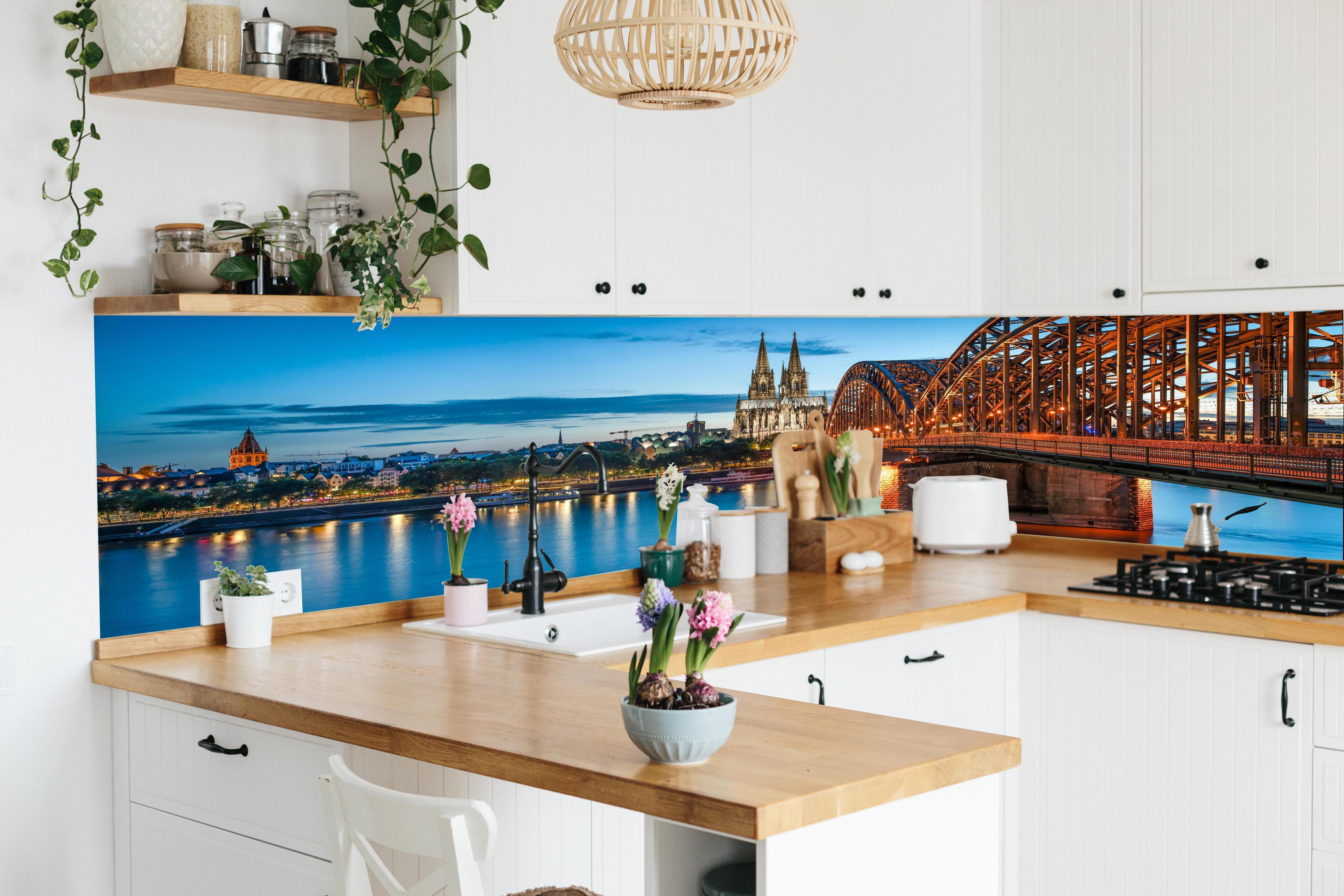 Küche - Kölner Dom und Hohenzollernbrücke bei Nacht in lebendiger Küche mit bunten Blumen