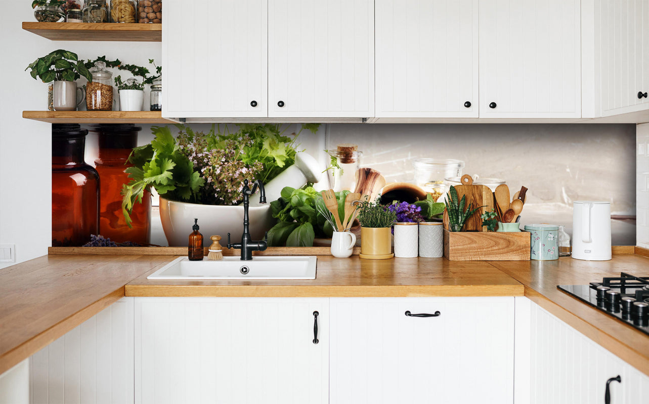 Küche - Kräuter- & Aromatherapie in weißer Küche hinter Gewürzen und Kochlöffeln aus Holz