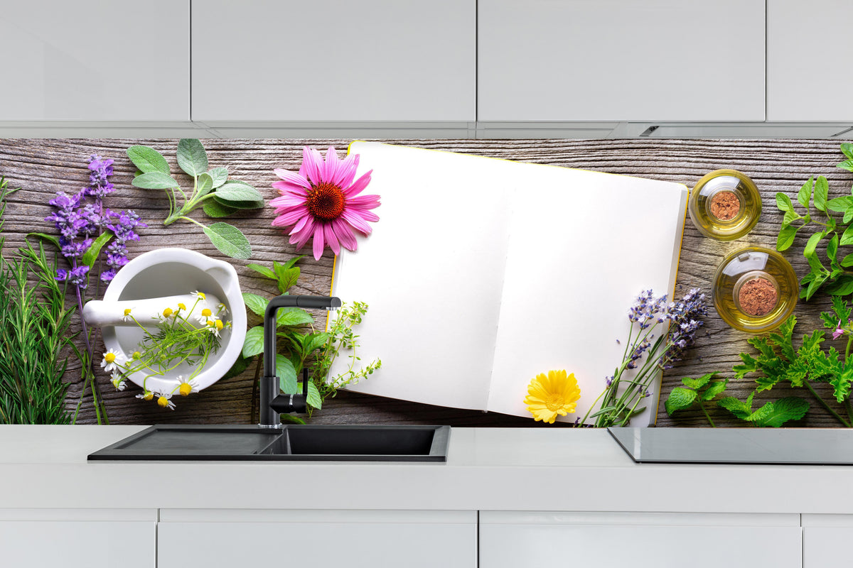 Küche - Kräuter & Blumen hinter weißen Hochglanz-Küchenregalen und schwarzem Wasserhahn