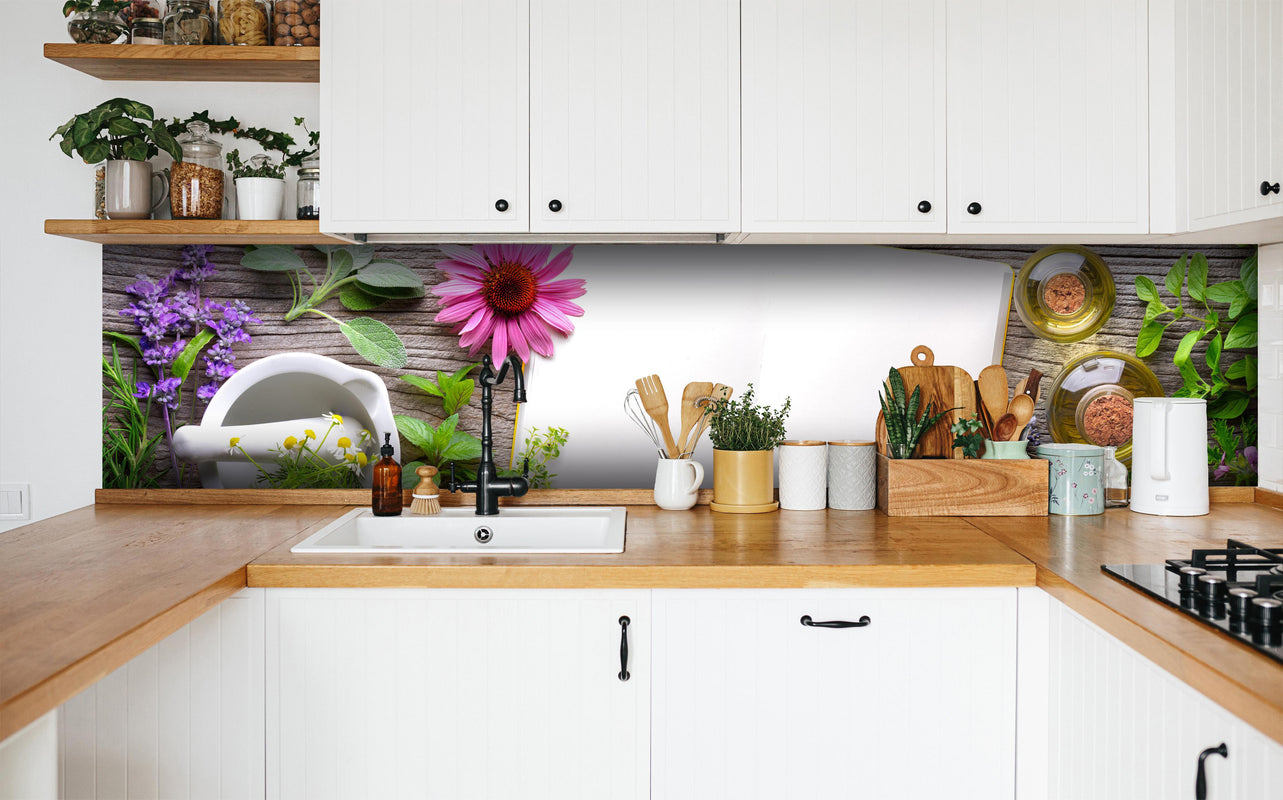 Küche - Kräuter & Blumen in weißer Küche hinter Gewürzen und Kochlöffeln aus Holz