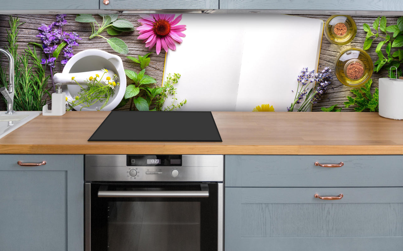 Küche - Kräuter & Blumen über polierter Holzarbeitsplatte mit Cerankochfeld