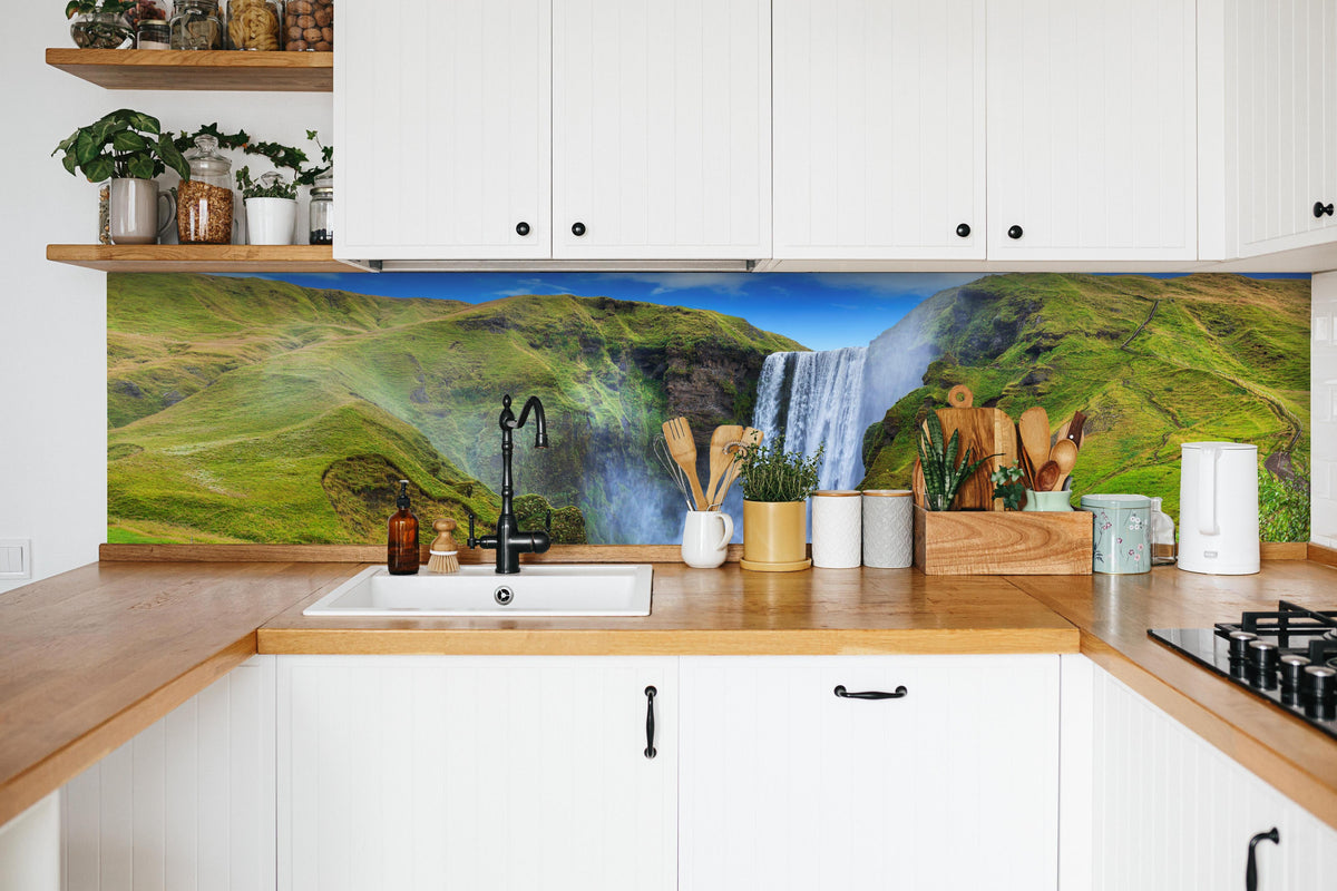 Küche - Kraftvoller Wasserfall in weißer Küche hinter Gewürzen und Kochlöffeln aus Holz