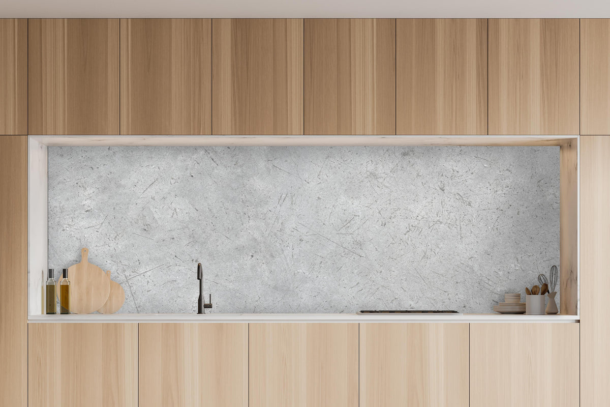 Küche - Kratzige graue Betonwand in charakteristischer Vollholz-Küche mit modernem Gasherd