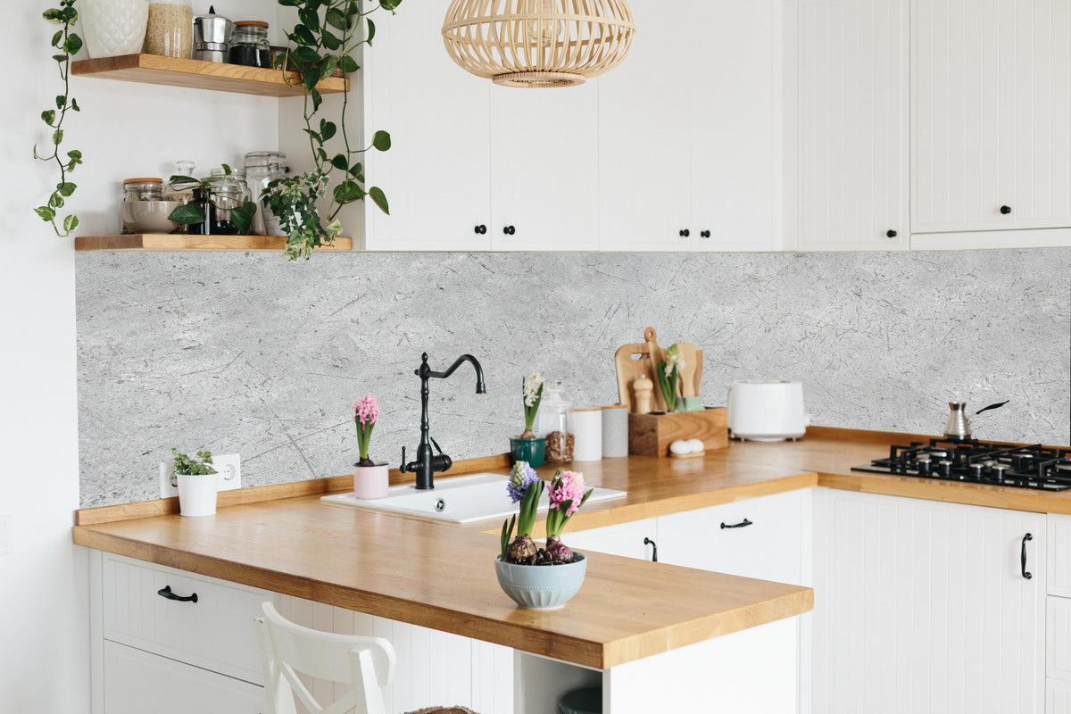 Küche - Kratzige graue Betonwand in lebendiger Küche mit bunten Blumen