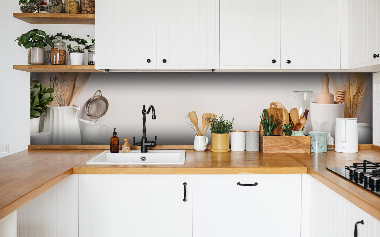 Küche - Küchenutensilien & Geschirr in weißer Küche hinter Gewürzen und Kochlöffeln aus Holz