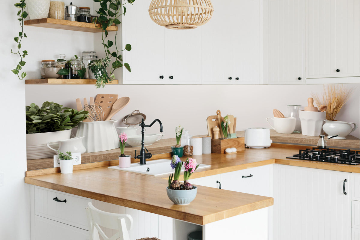 Küche - Küchenutensilien & Geschirr in lebendiger Küche mit bunten Blumen