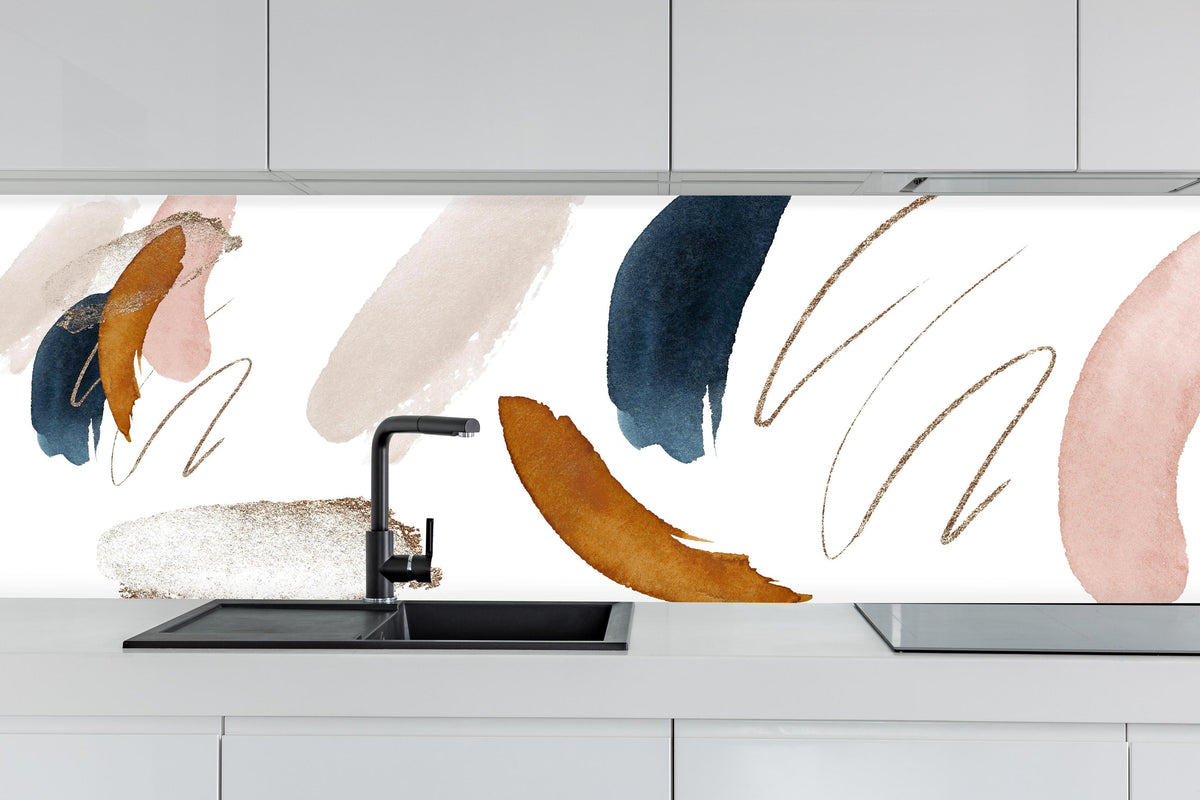 Küche - Künstlerisch abstrakte Elemente hinter weißen Hochglanz-Küchenregalen und schwarzem Wasserhahn