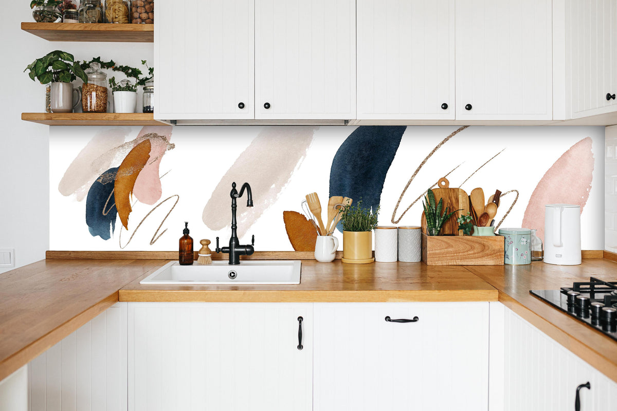 Küche - Künstlerisch abstrakte Elemente in weißer Küche hinter Gewürzen und Kochlöffeln aus Holz
