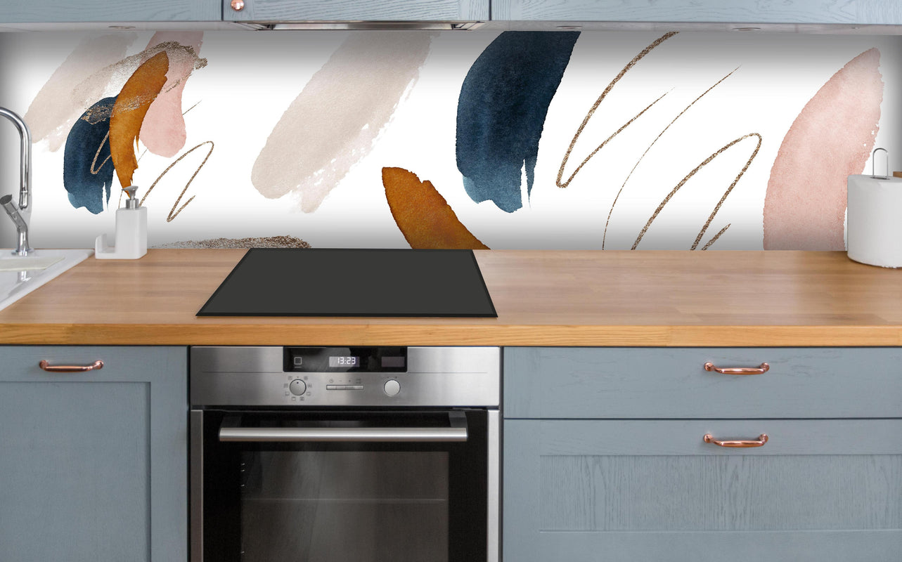 Küche - Künstlerisch abstrakte Elemente über polierter Holzarbeitsplatte mit Cerankochfeld