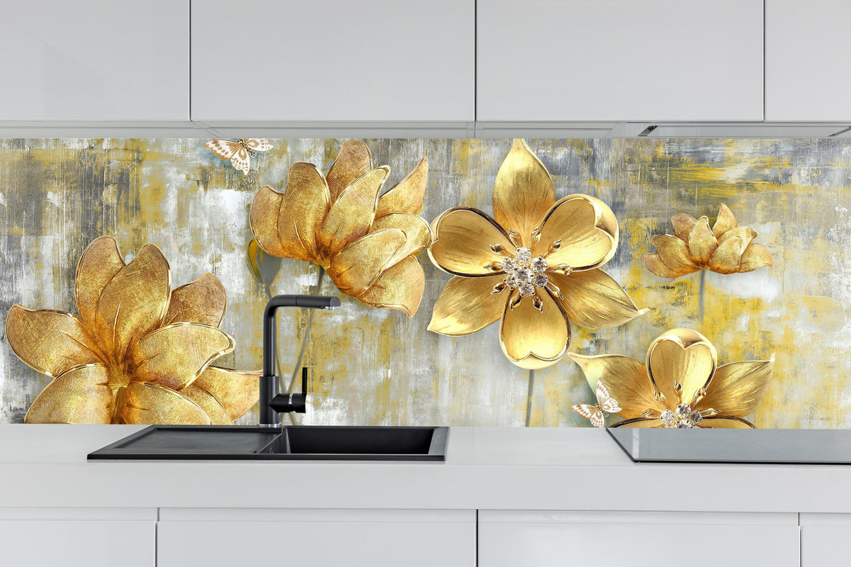 Küche - Künstlerische Blattgold-Blumen hinter weißen Hochglanz-Küchenregalen und schwarzem Wasserhahn