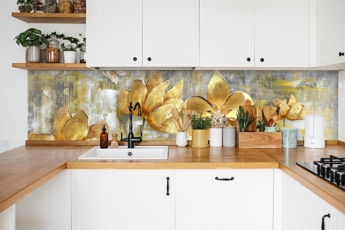 Küche - Künstlerische Blattgold-Blumen in weißer Küche hinter Gewürzen und Kochlöffeln aus Holz