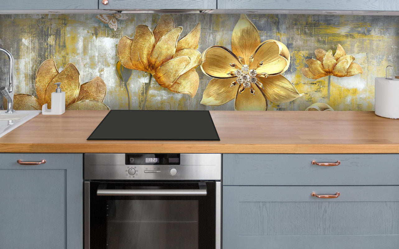 Küche - Künstlerische Blattgold-Blumen über polierter Holzarbeitsplatte mit Cerankochfeld