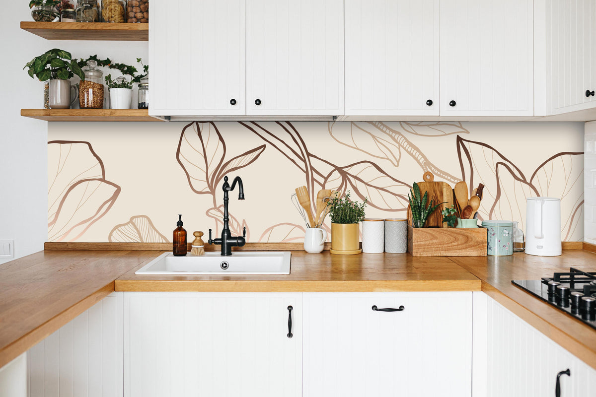 Küche - Kupferfarbene Blüten in weißer Küche hinter Gewürzen und Kochlöffeln aus Holz