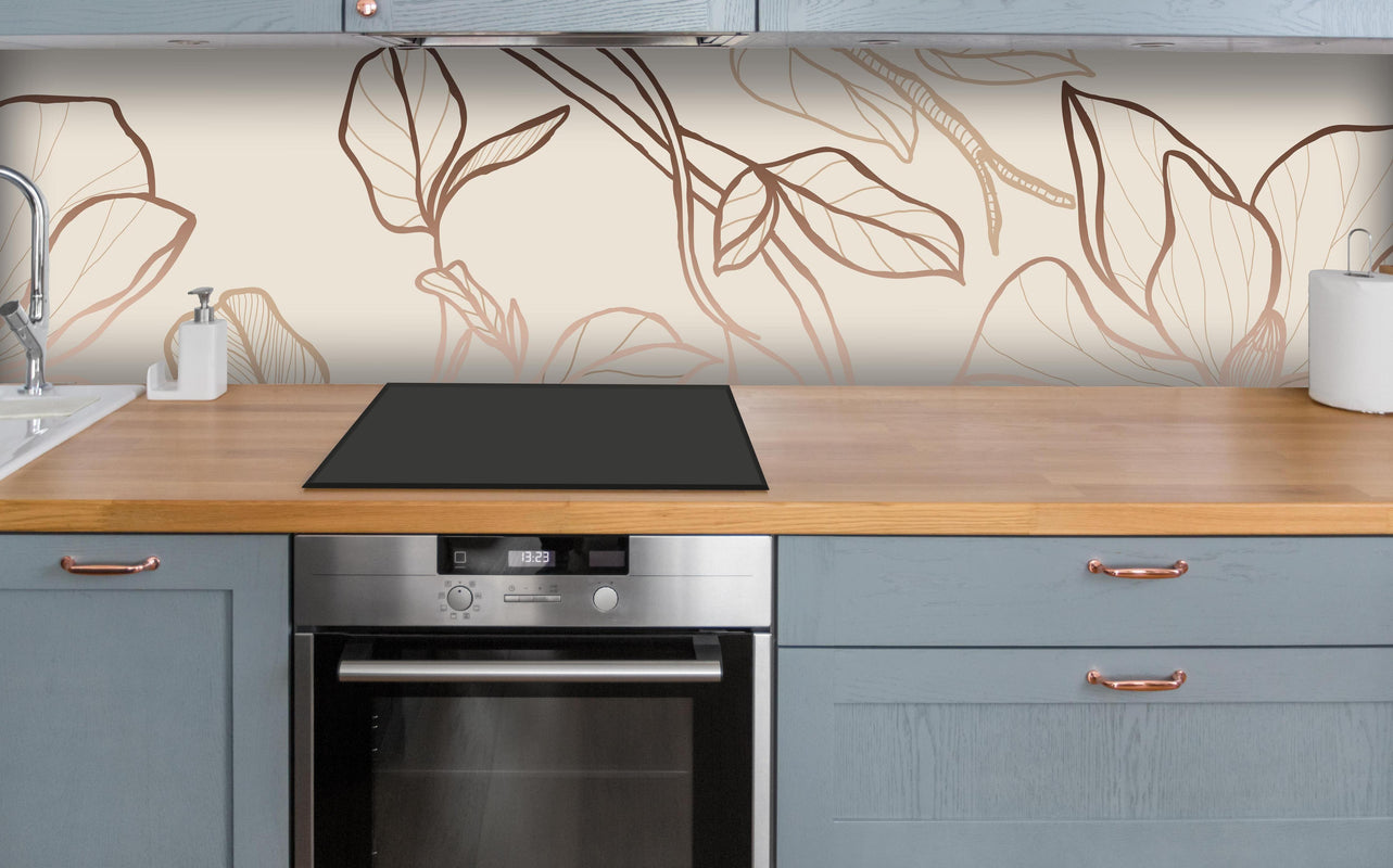 Küche - Kupferfarbene Blüten über polierter Holzarbeitsplatte mit Cerankochfeld