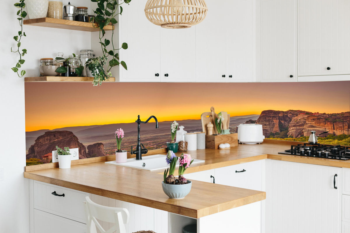 Küche - Landschaft mit Klöstern und Felsformationen in lebendiger Küche mit bunten Blumen