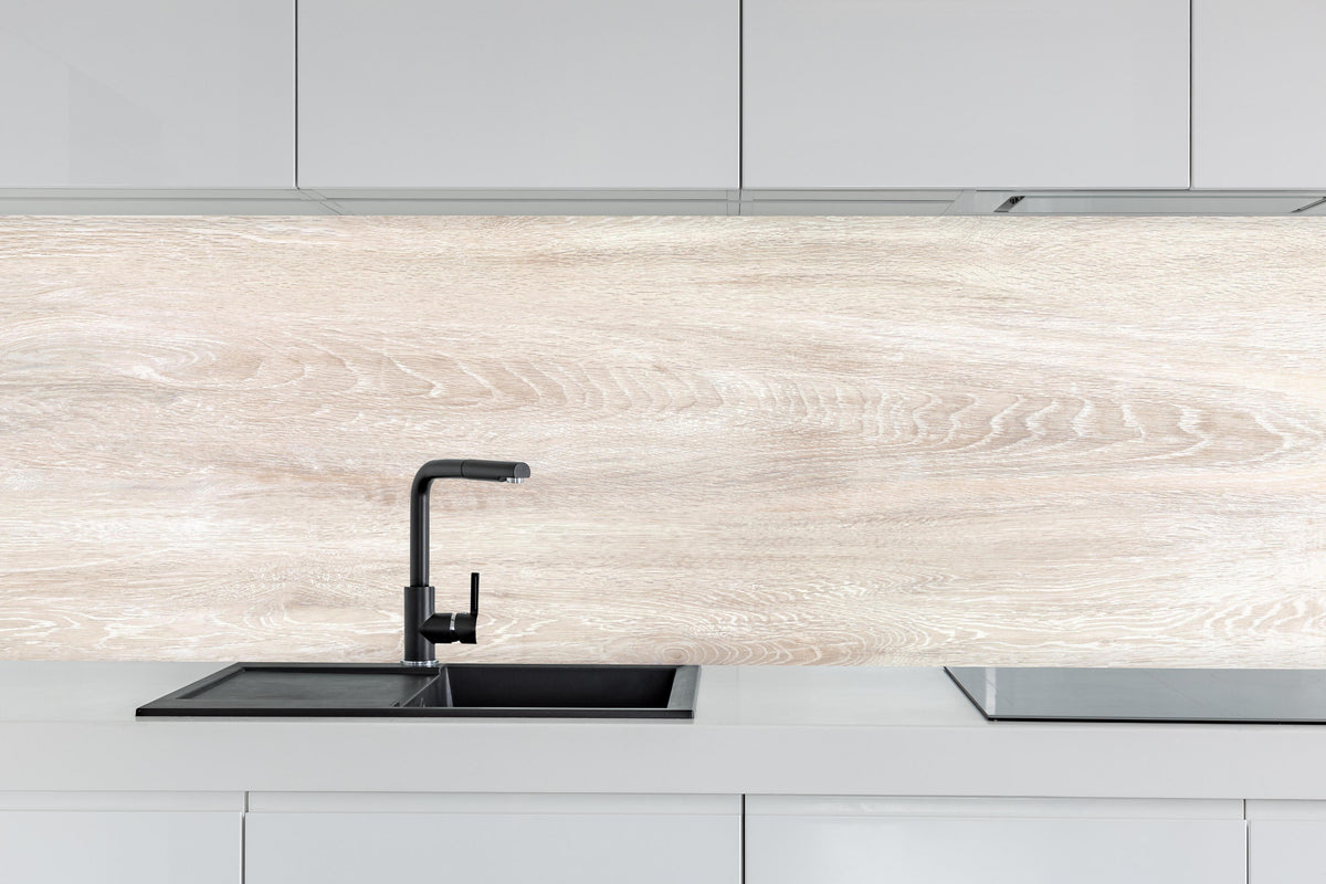 Küche - Lange beige Holzplatte hinter weißen Hochglanz-Küchenregalen und schwarzem Wasserhahn