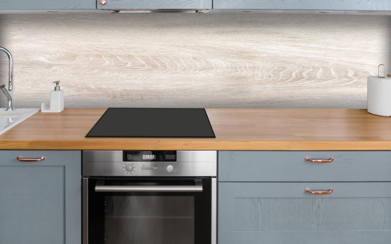 Küche - Lange beige Holzplatte über polierter Holzarbeitsplatte mit Cerankochfeld