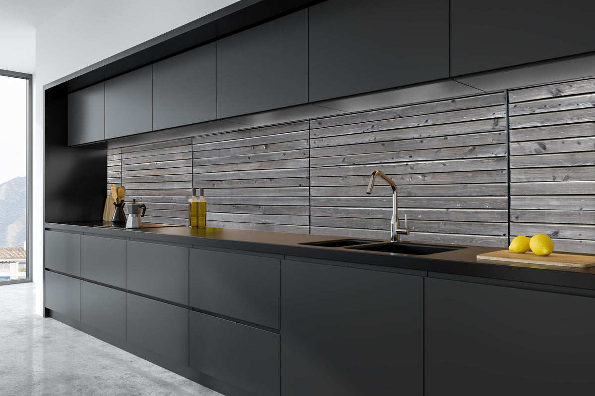 Küche - Langer grauer Holzzaun in tiefschwarzer matt-premium Einbauküche