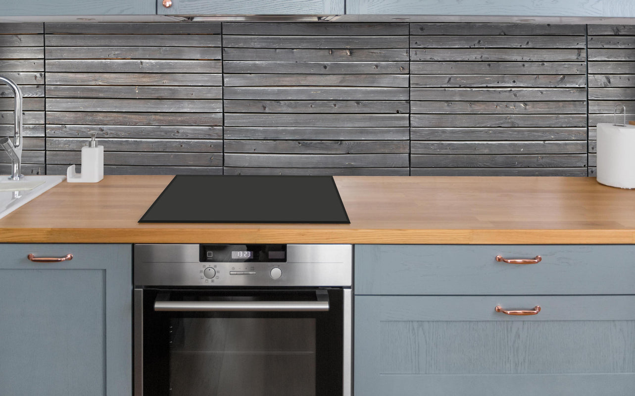 Küche - Langer grauer Holzzaun über polierter Holzarbeitsplatte mit Cerankochfeld