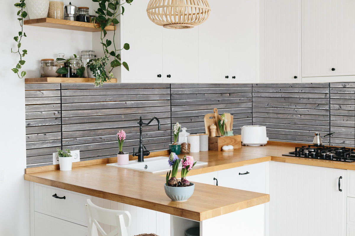 Küche - Langer grauer Holzzaun in lebendiger Küche mit bunten Blumen