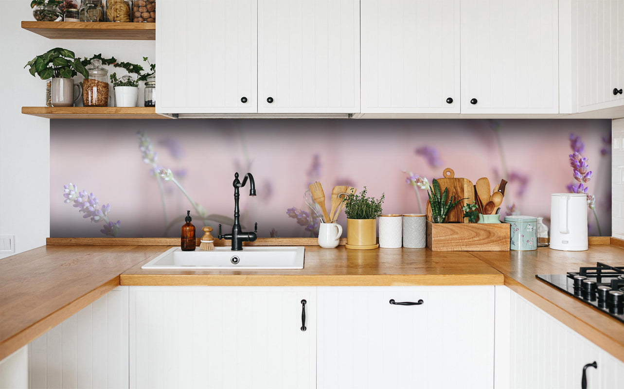 Küche - Lavendel in weißer Küche hinter Gewürzen und Kochlöffeln aus Holz