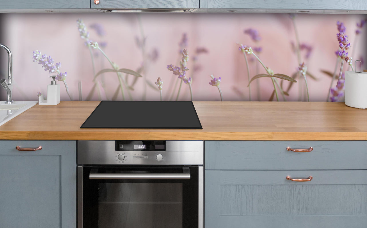 Küche - Lavendel über polierter Holzarbeitsplatte mit Cerankochfeld