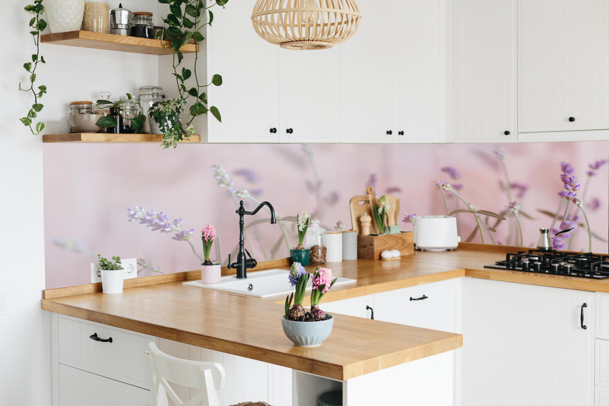 Küche - Lavendel in lebendiger Küche mit bunten Blumen