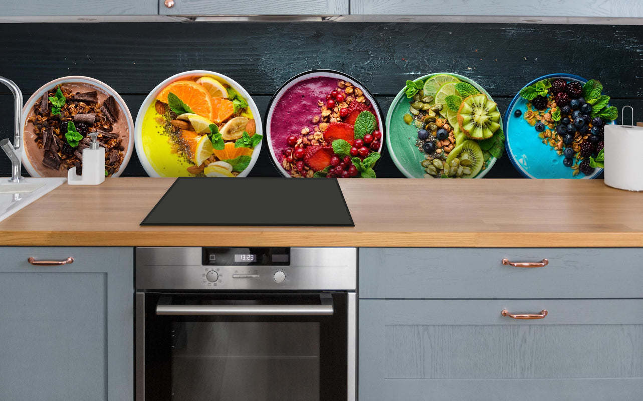 Küche - Leckere Frucht-Joghurt-Bowls über polierter Holzarbeitsplatte mit Cerankochfeld