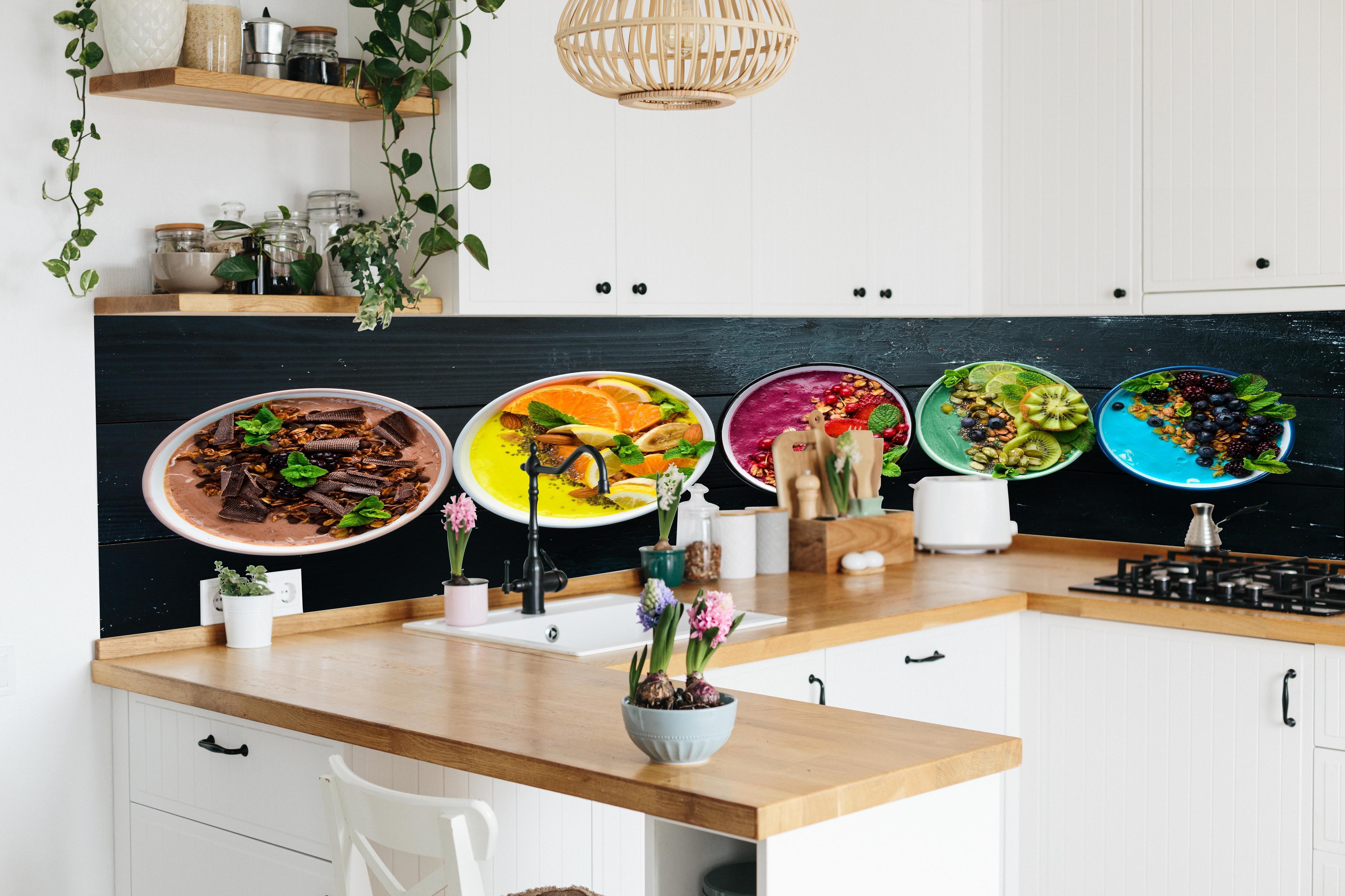 Küche - Leckere Frucht-Joghurt-Bowls in lebendiger Küche mit bunten Blumen