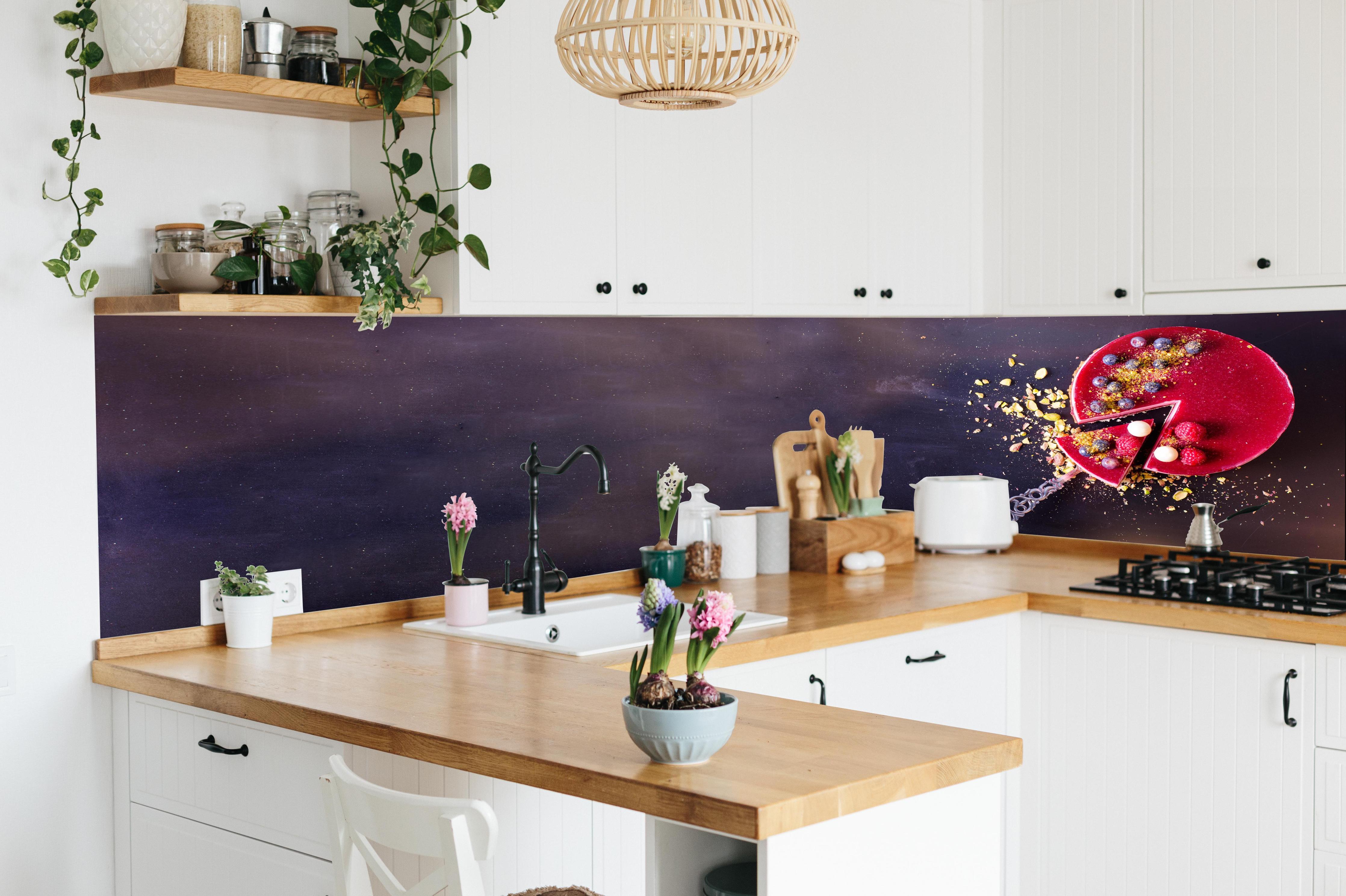 Küche - Leckerer Himbeerkuchen in lebendiger Küche mit bunten Blumen