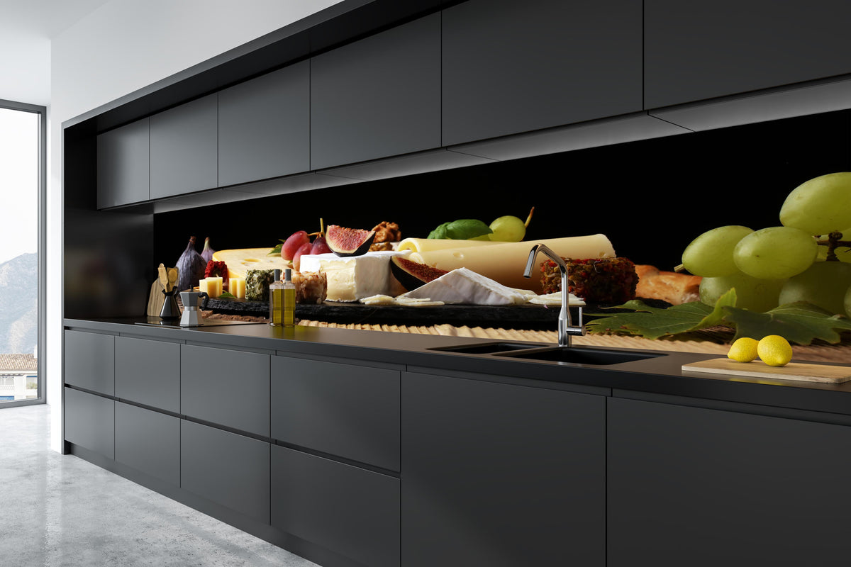Küche - Leckerer Käseteller in tiefschwarzer matt-premium Einbauküche